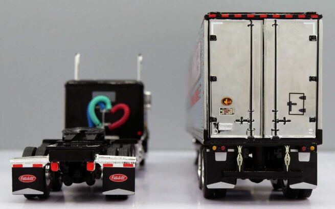 "1st Edition" GEAR JAMMER MAGAZINE Peterbilt 359 DCP 1:64 Scale Truck - Image 4