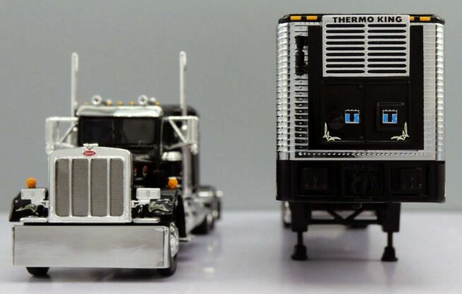 "1st Edition" GEAR JAMMER MAGAZINE Peterbilt 359 DCP 1:64 Scale Truck - Image 3